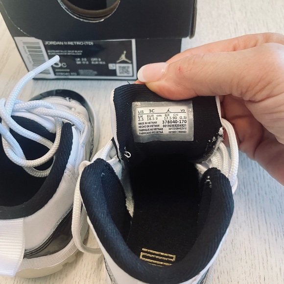Nike Air Jordan 11 Retro - Toddler Size 3C (378040-170) - Picture 4 of 6